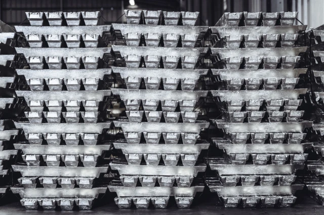 Tin Ingots gestapelt frontal