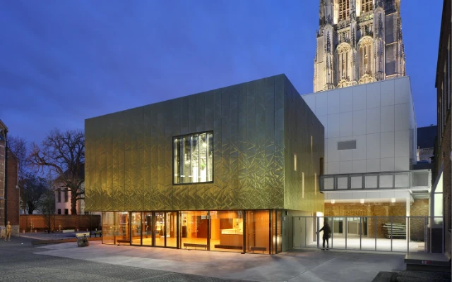 mechelen_moon_art_centre_evening_view_of_front_of_the_building_nordic_copper