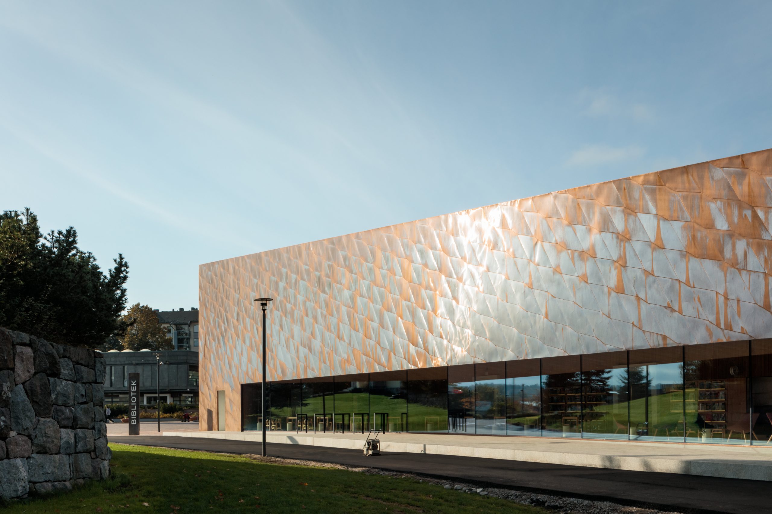Outside view of the copper facades of Kirkkonummi Library in Finland. The copper surfaces are clad from Nordic Brown Light copper by Nordic Copper.