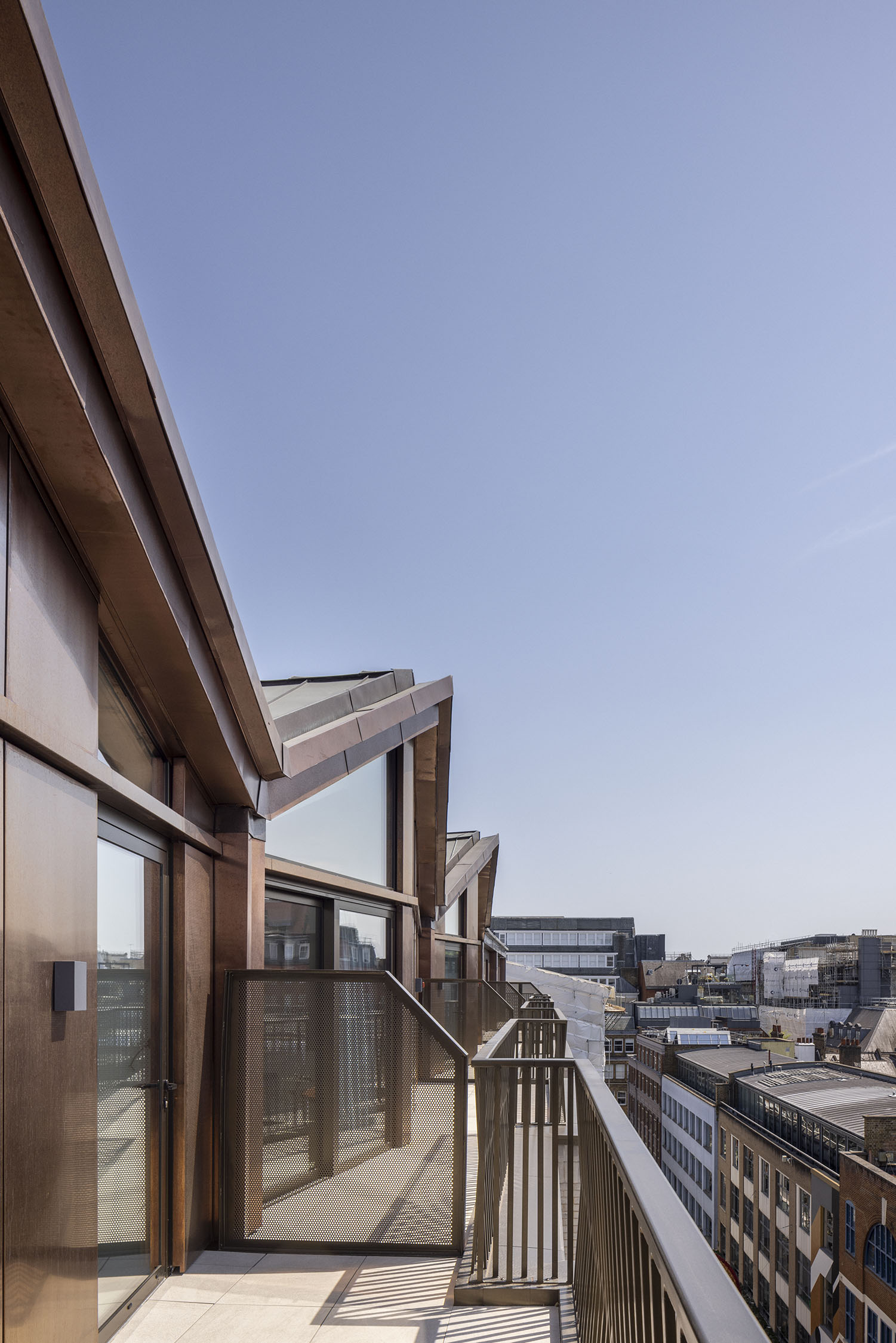 Adaptive reuse of existing buildings is an essential strategy to reduce embodied carbon, while regenerating our urban environments. An exemplar of this approach – 72 Broadwick Street – is crowned by a profiled roofscape clad in Nordic Brown Light copper from Aurubis.